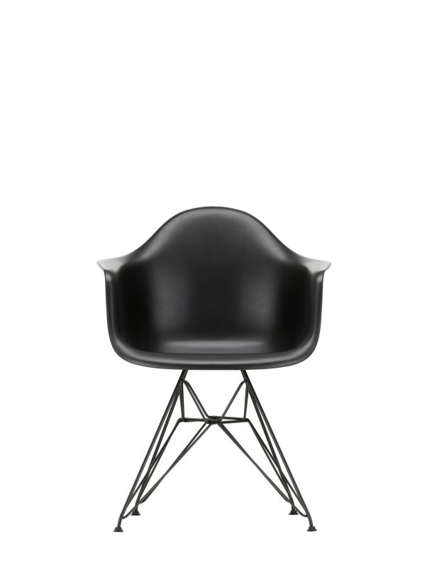 Schwarzer Eames Plastic Arm Chair DAR von Vitra mit verchromtem Eiffelgestell. Designklassiker für Wohnzimmer und Büro.
